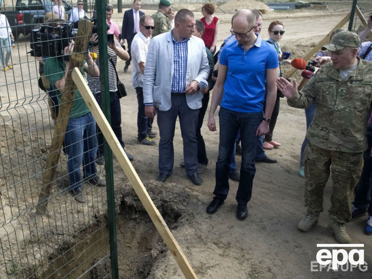 Премьер Арсений Яценюк на презентации образца "стены", 2014 год
