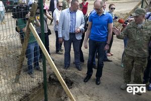 Премьер Арсений Яценюк на презентации образца "стены", 2014 год