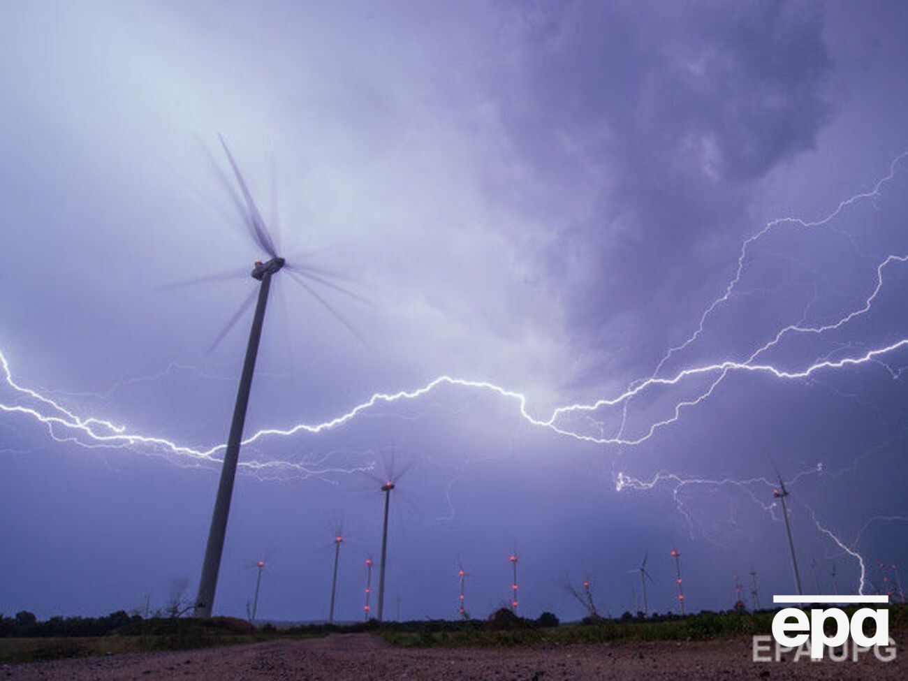 Самая продолжительная молния была зафиксирована на Лазурном берегу во Франции в 2012 году, она продолжалась 7.74 секунды
