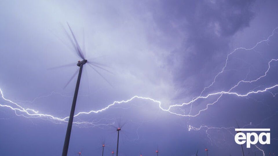 Самая продолжительная молния была зафиксирована на Лазурном берегу во Франции в 2012 году, она продолжалась 7.74 секунды