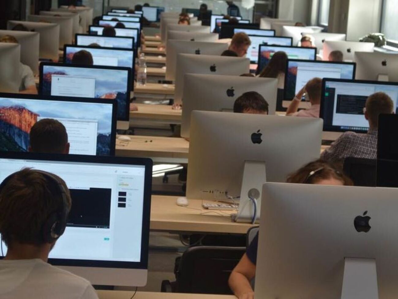 Учебный процесс отличается от традиционного &ndash;&nbsp;нет лекций и преподавателей