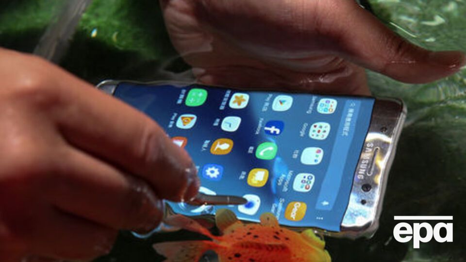В Украине стоимость смартфона по предзаказу в интернет-магазинах варьировалась от 25 до 27 тысяч гривен