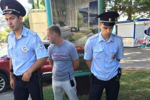 На протяжении нескольких месяцев мужчина и его семья защищали от демонтажа арендуемое ими кафе "Хоттабыч"