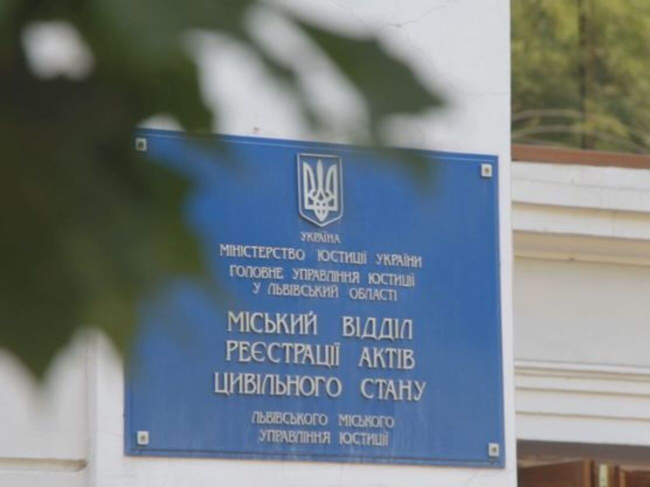 Женщина хотела получить некоторые документы, но ей отказали