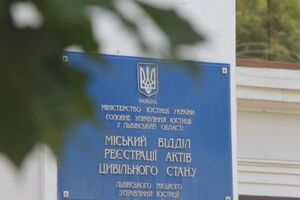 Женщина хотела получить некоторые документы, но ей отказали