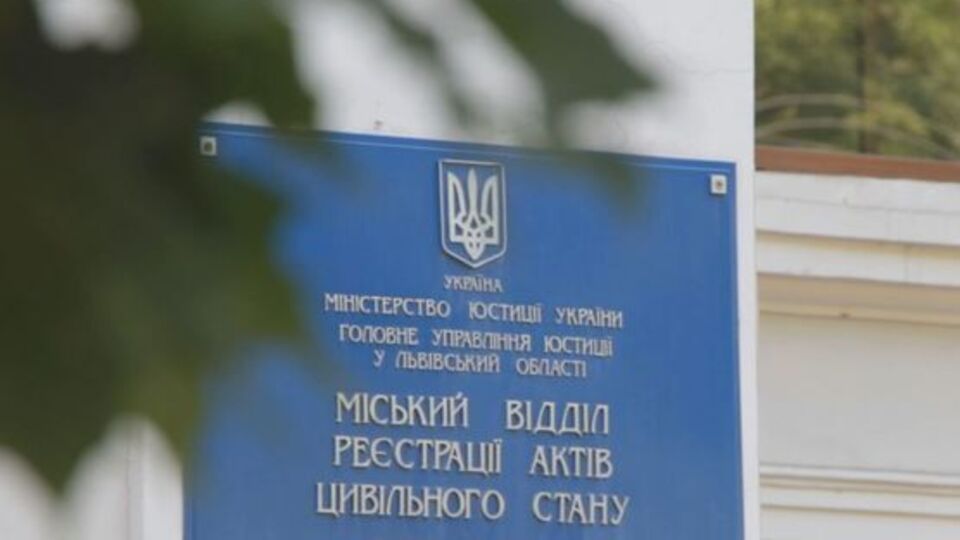 Женщина хотела получить некоторые документы, но ей отказали