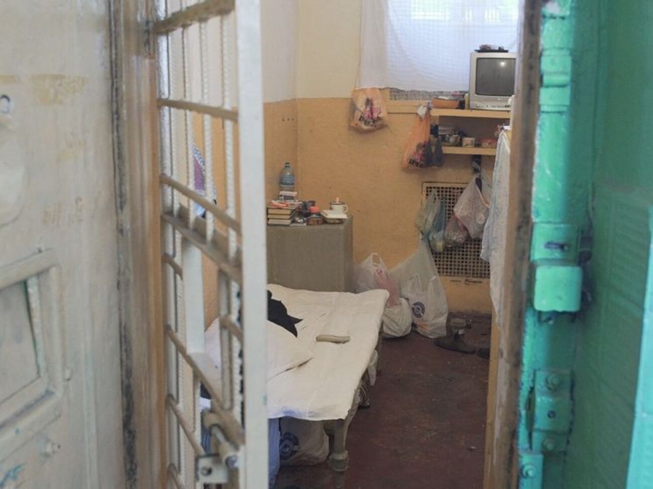 В СИЗО не всегда соблюдается требование, что минимальное количестве жилой площади на заключенного должно быть не меньше&nbsp;2,5&nbsp;м&sup2;