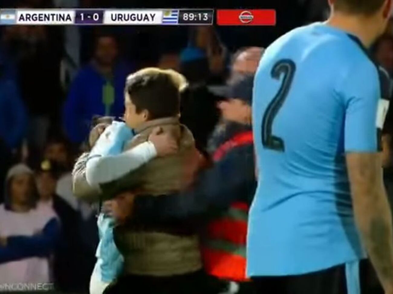 Болельщику удалось обнять своего кумира