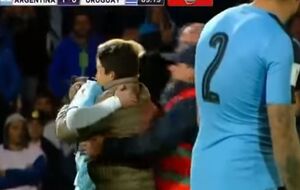 Болельщику удалось обнять своего кумира