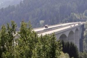 Девушка спаслась благодаря растущим внизу деревьям