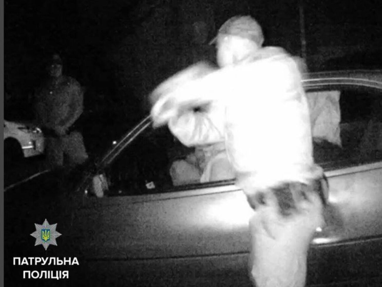 Полицейские разбили стекло автомобиля, чтобы достать нарушителя