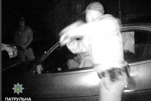 Полицейские разбили стекло автомобиля, чтобы достать нарушителя