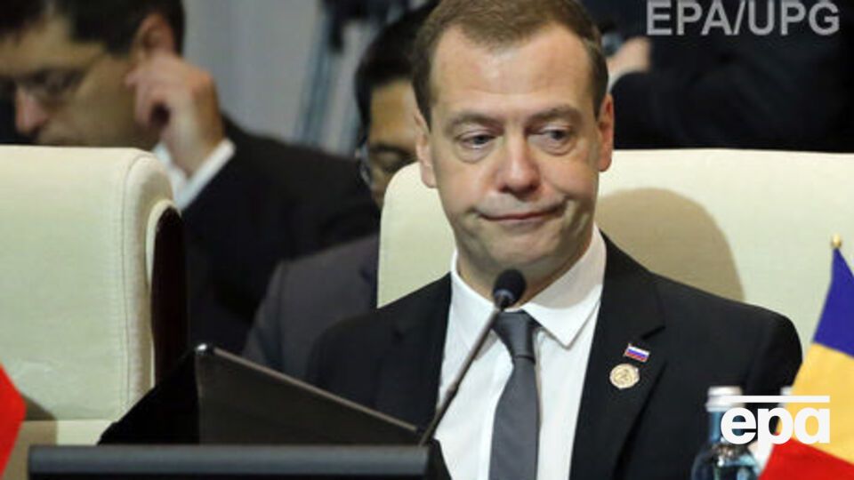 Медведев представит РФ на похоронах Каримова