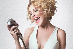 Варум: Вставать нельзя, шевелиться, менять положение нежелательно, иначе буду предана кошачьей анафеме