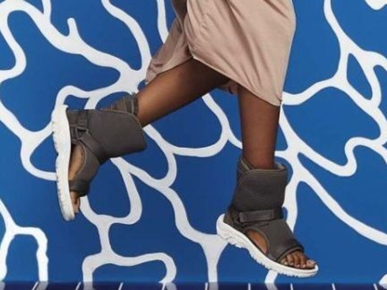 Новая модель босоножек пошита из овчины