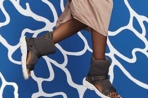 Новая модель босоножек пошита из овчины