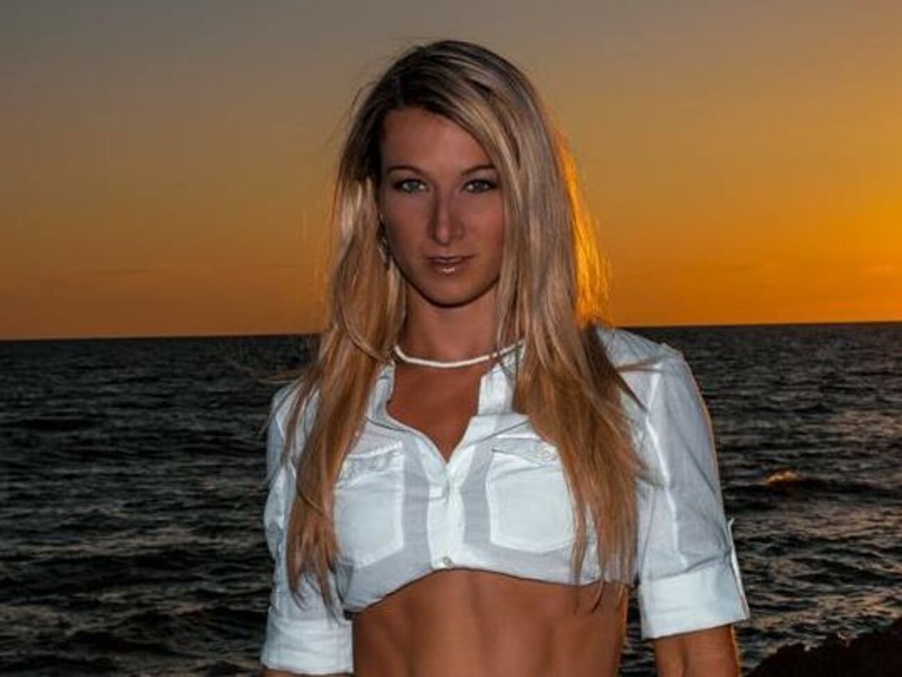 Вечернее платье не помешало Джесси Графф показать акробатические упражнения