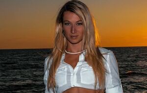 Вечернее платье не помешало Джесси Графф показать акробатические упражнения