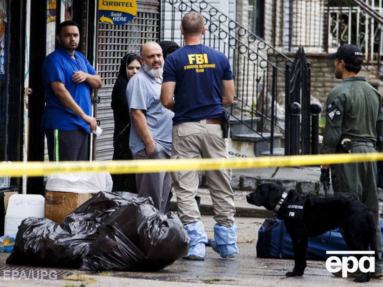 ФБР допросило отца подозреваемого, мужчину с седой бородой