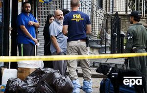 ФБР допросило отца подозреваемого, мужчину с седой бородой