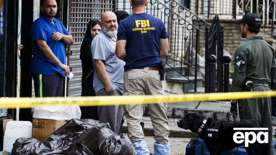 ФБР допросило отца подозреваемого, мужчину с седой бородой