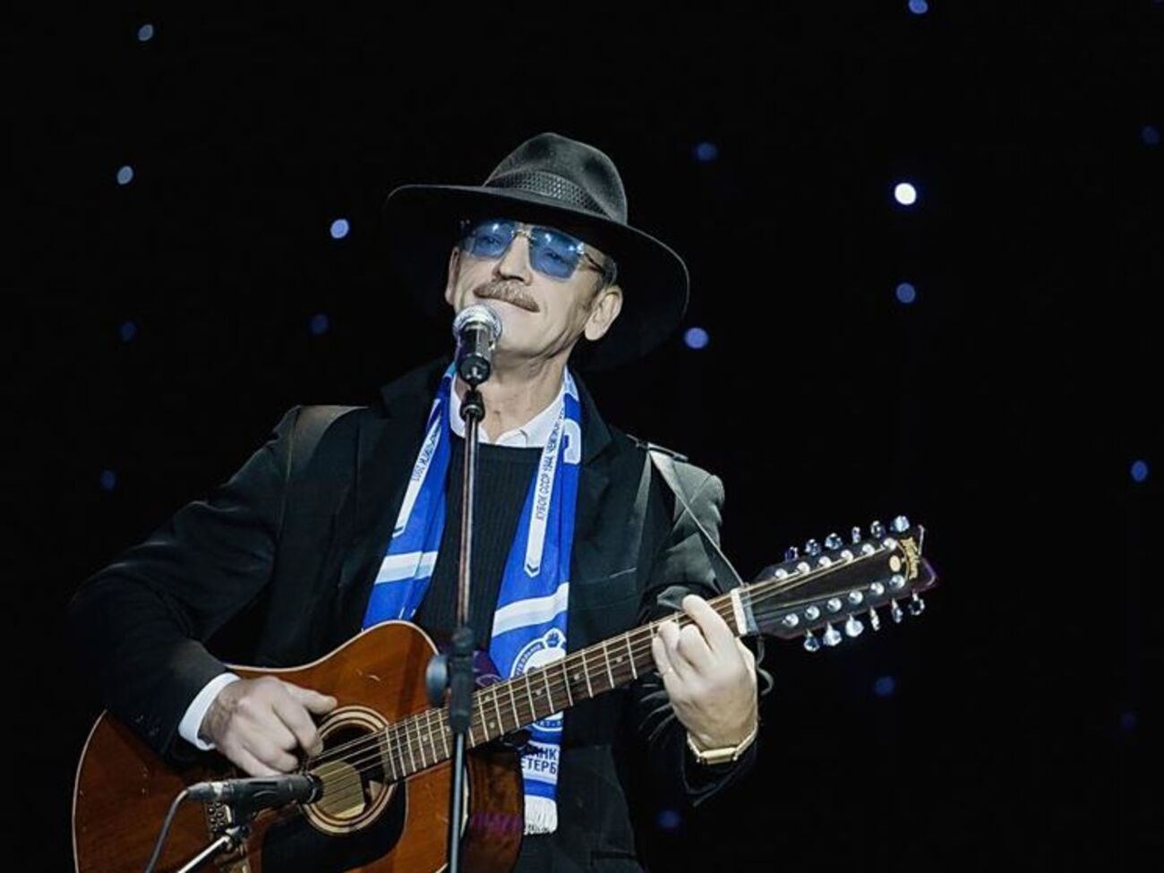 Усы, очки, шляпа, плащ &ndash;&nbsp;как у Боярского