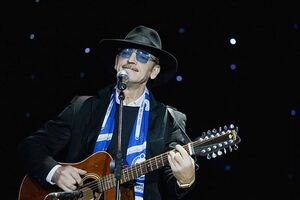 Усы, очки, шляпа, плащ – как у Боярского