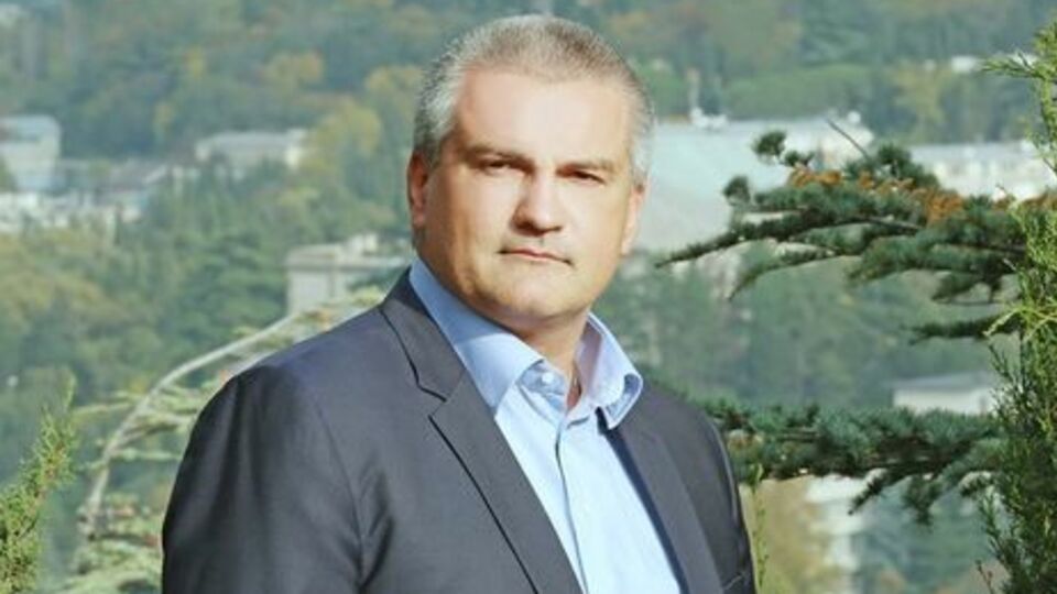 Аксенов отказался от мандата