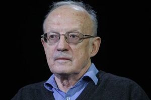 Пионтковский, сравнивая политическую ситуацию в Беларуси и России, заявил, что его страна вырвалась вперед в гонке назад, в советское прошлое