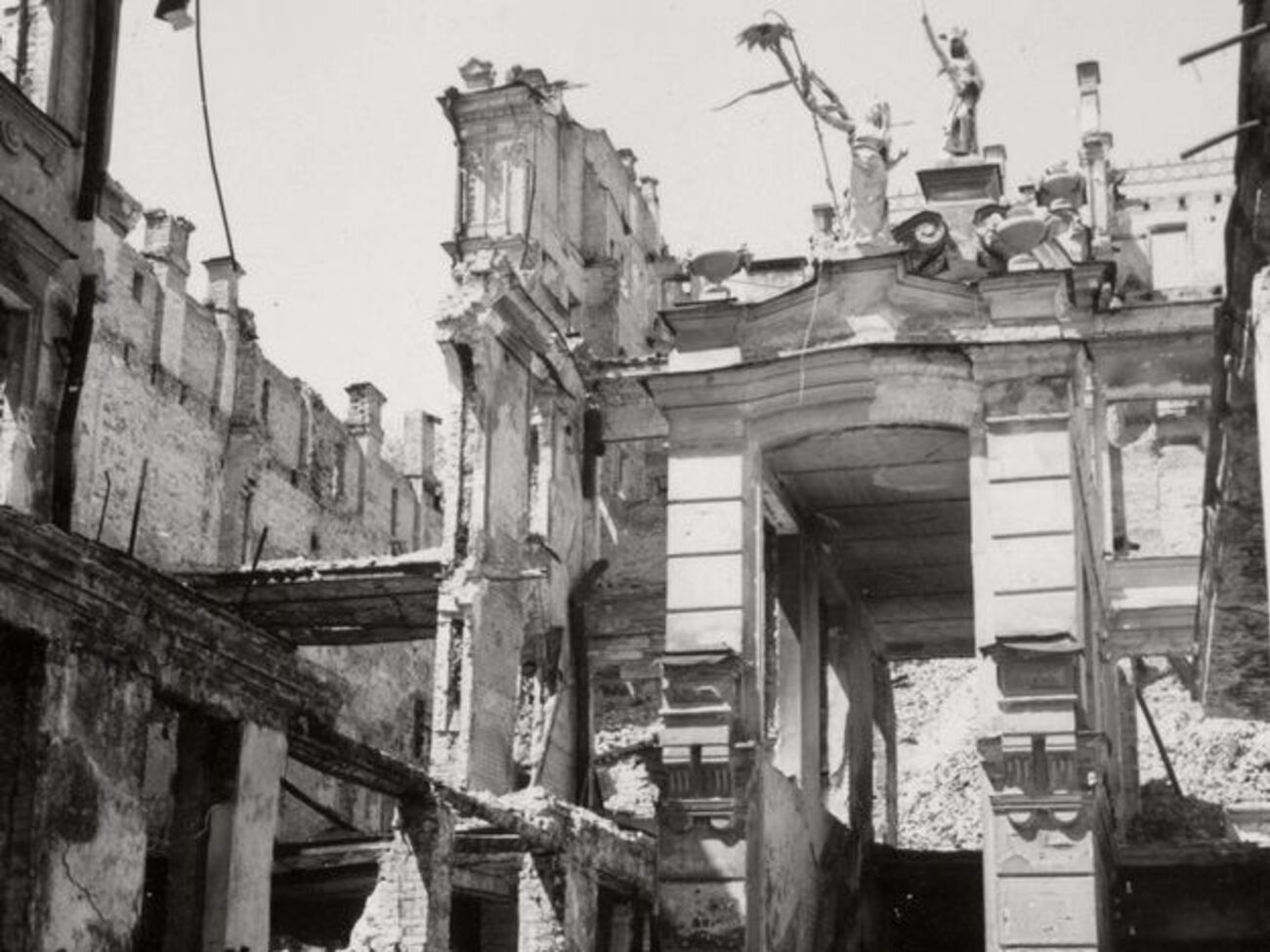 Хорошунова:Разрушенный Крещатик при свете луны кажется театральной декорацией к пьесе каких-нибудь классических, давних эпох