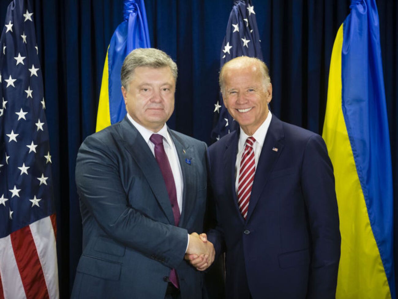 Байден (на фото справа) и украинский президент Петр Поршенко провели встречу