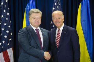 Байден (на фото справа) и украинский президент Петр Поршенко провели встречу