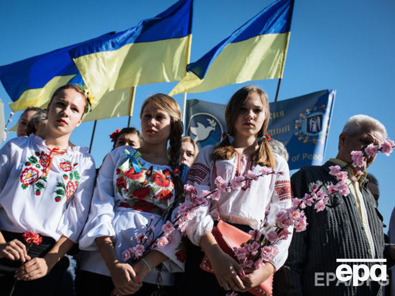 В шествии участвуют около трехсот человек
