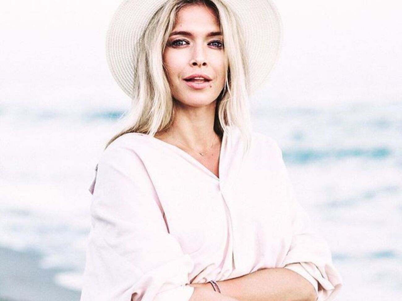 Брежнева позировала стоя на голове