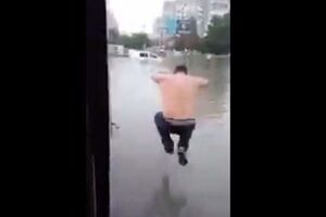 Мужчина прыгнул прямо в лужу