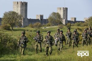 Ранее Швеция отправила военный контингент на остров Готланд в Балтийском море, который является ближайшим к России