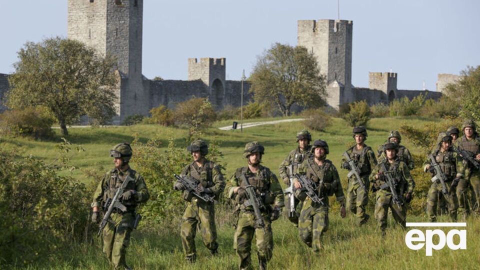 Ранее Швеция отправила военный контингент на остров Готланд в Балтийском море, который является ближайшим к России