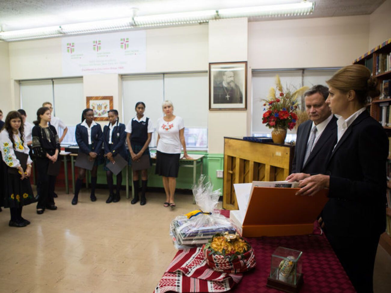 Одним из обязательных курсов в учебном заведении является изучение украинского языка и истории