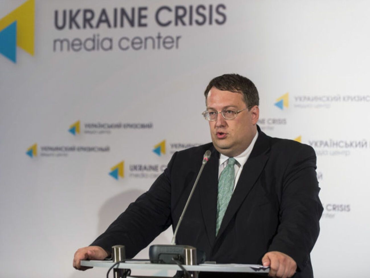 Геращенко: Нужно постепенно подходить к вопросу разрешения владения короткоствольным оружием