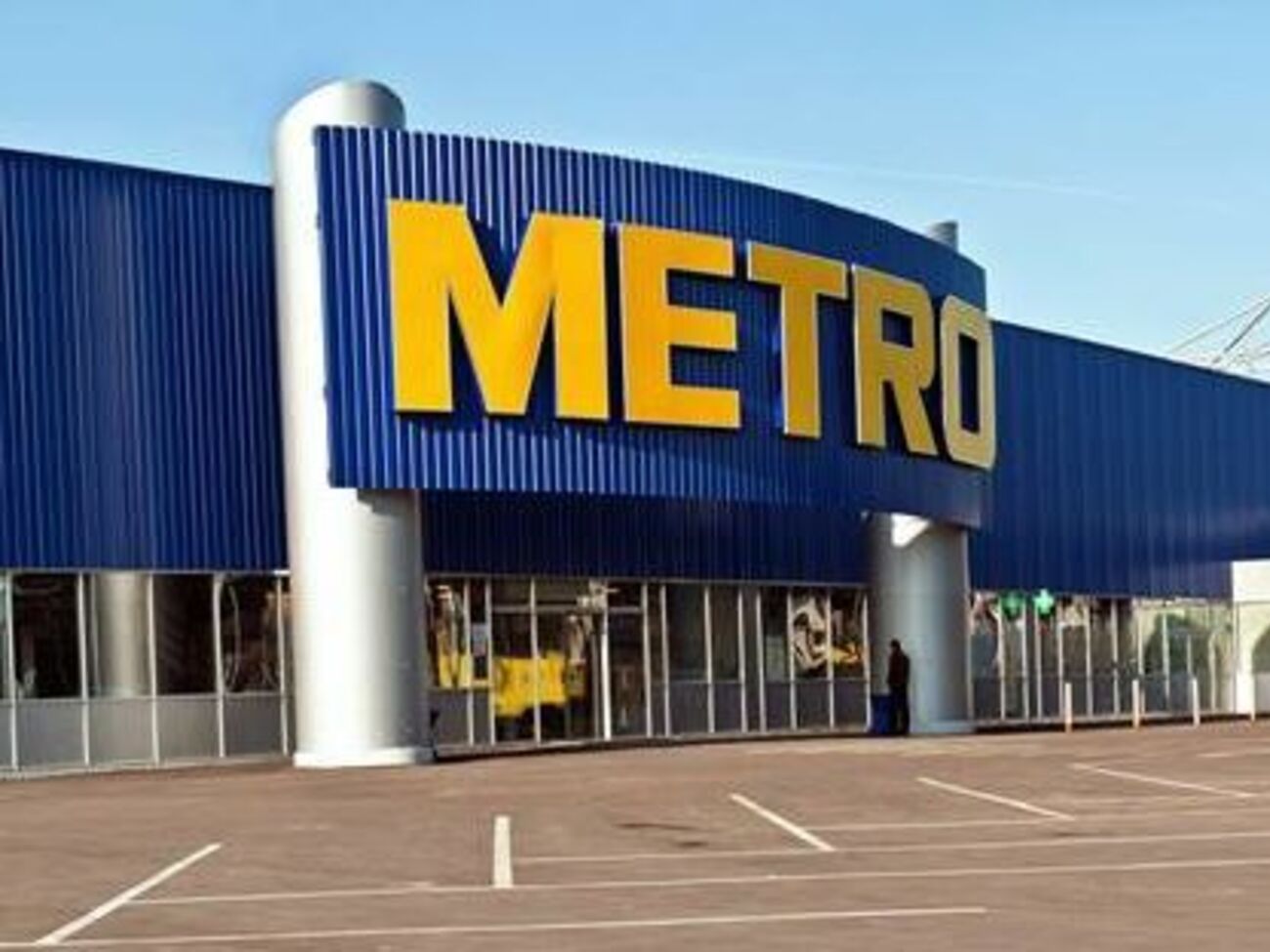 Обе торговые сети отвергают обвинения в нарушении санкционного режима