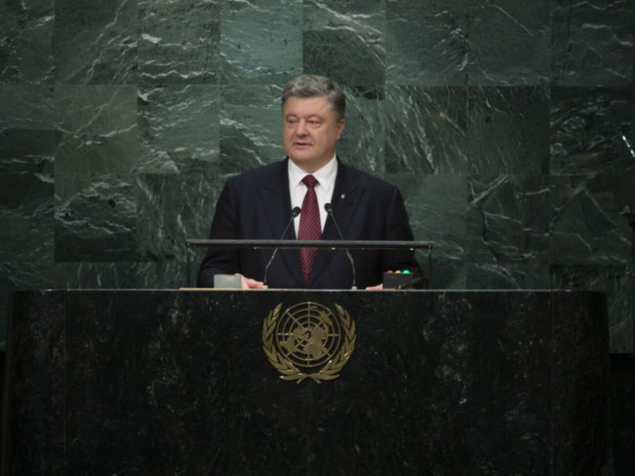 Порошенко призвал мировое сообщество повлиять на страну-агрессора