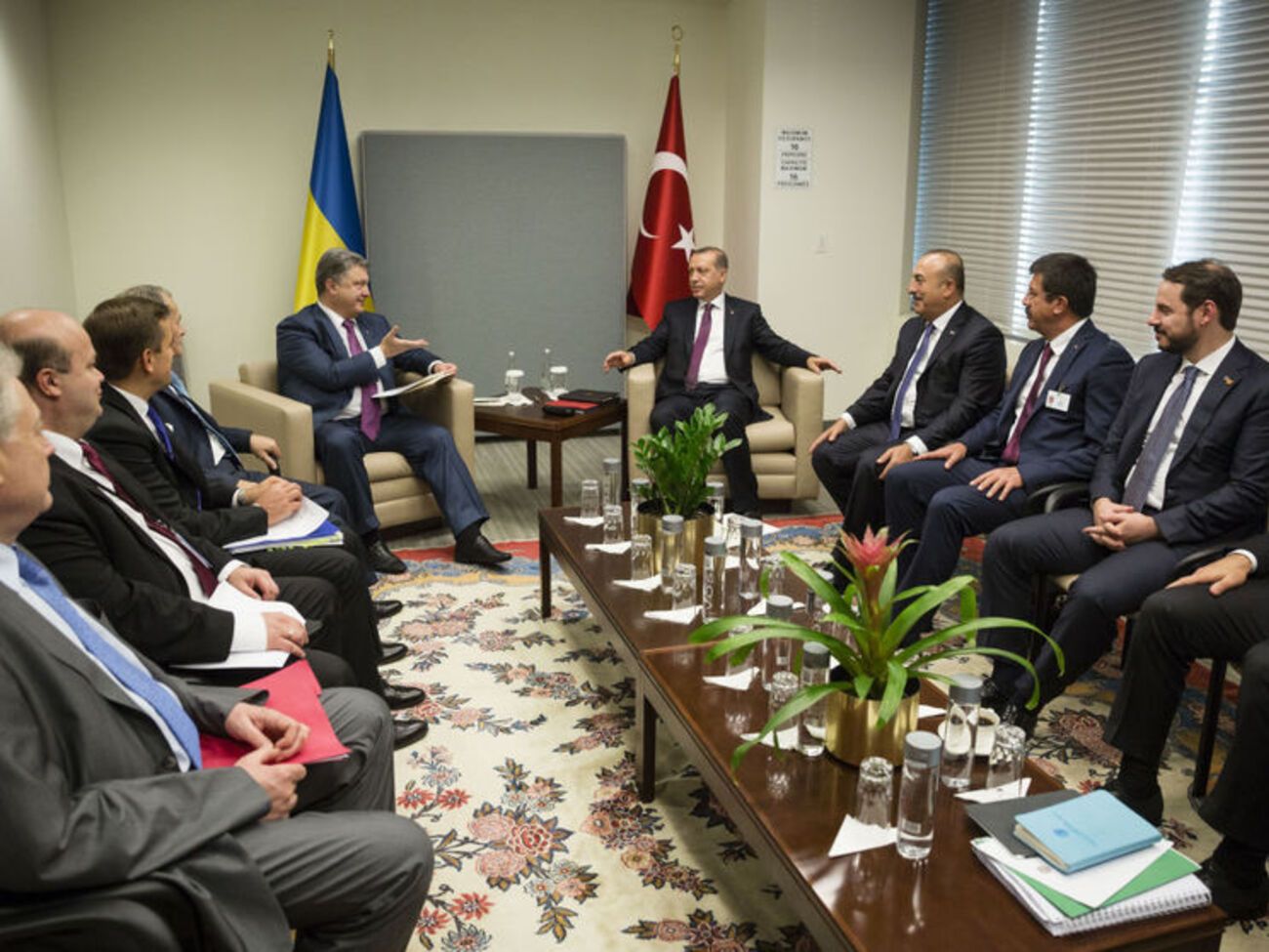 В Нью-Йорке Реджеп Эрдоган (справа) заверил Петра Порошенко, что Турция и дальше не будет признавать аннексию Крыма РФ