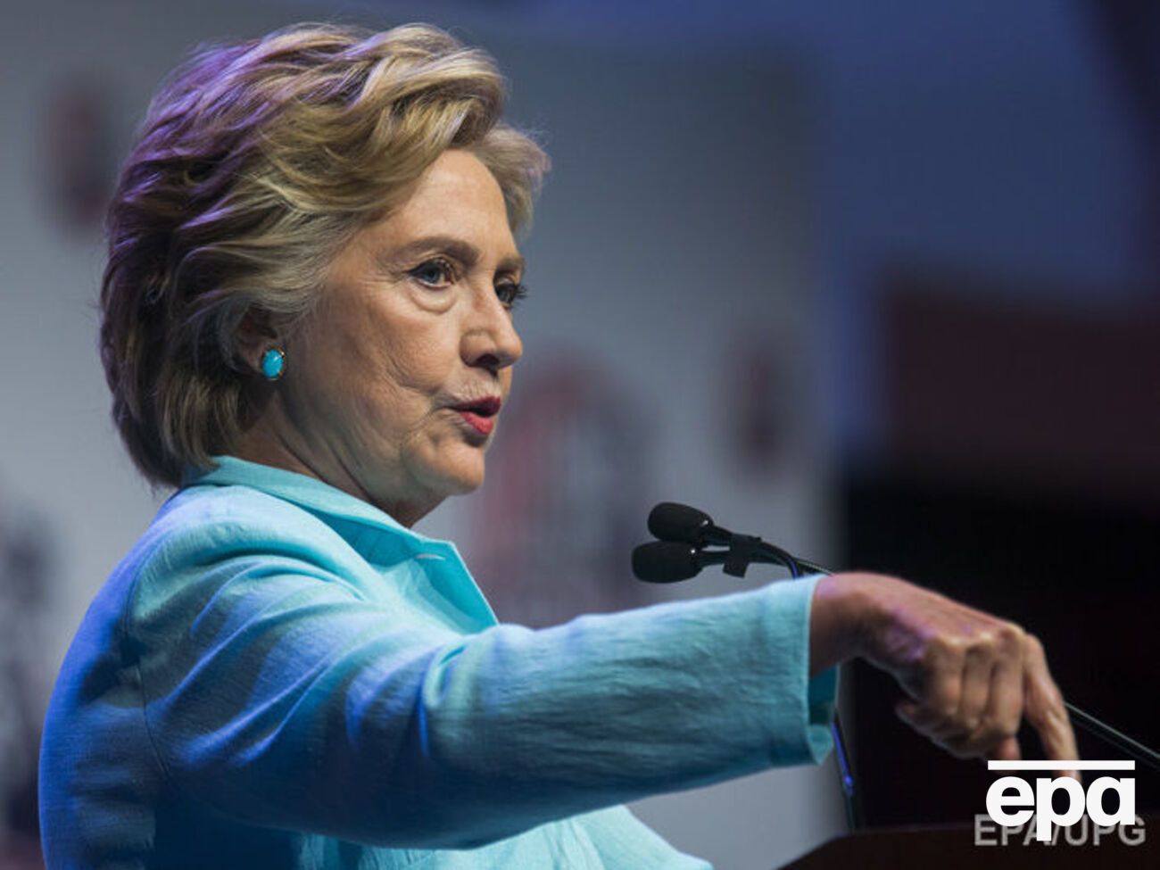 Клинтон опережает Трампа