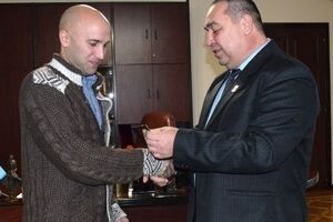 В 2015 году главарь "ЛНР" Плотницкий наградил Филлипса медалью "За заслуги"