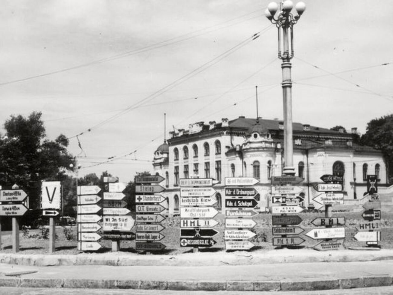 Немецкие указатели на Адольф-Гитлер-Платц (современная Европейская площадь)