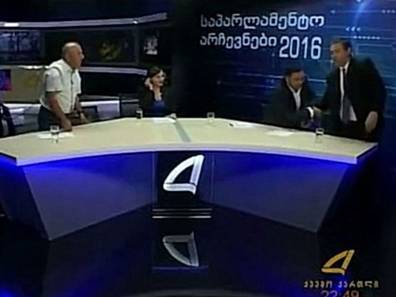 Политиков разнимали сотрудники телеканала