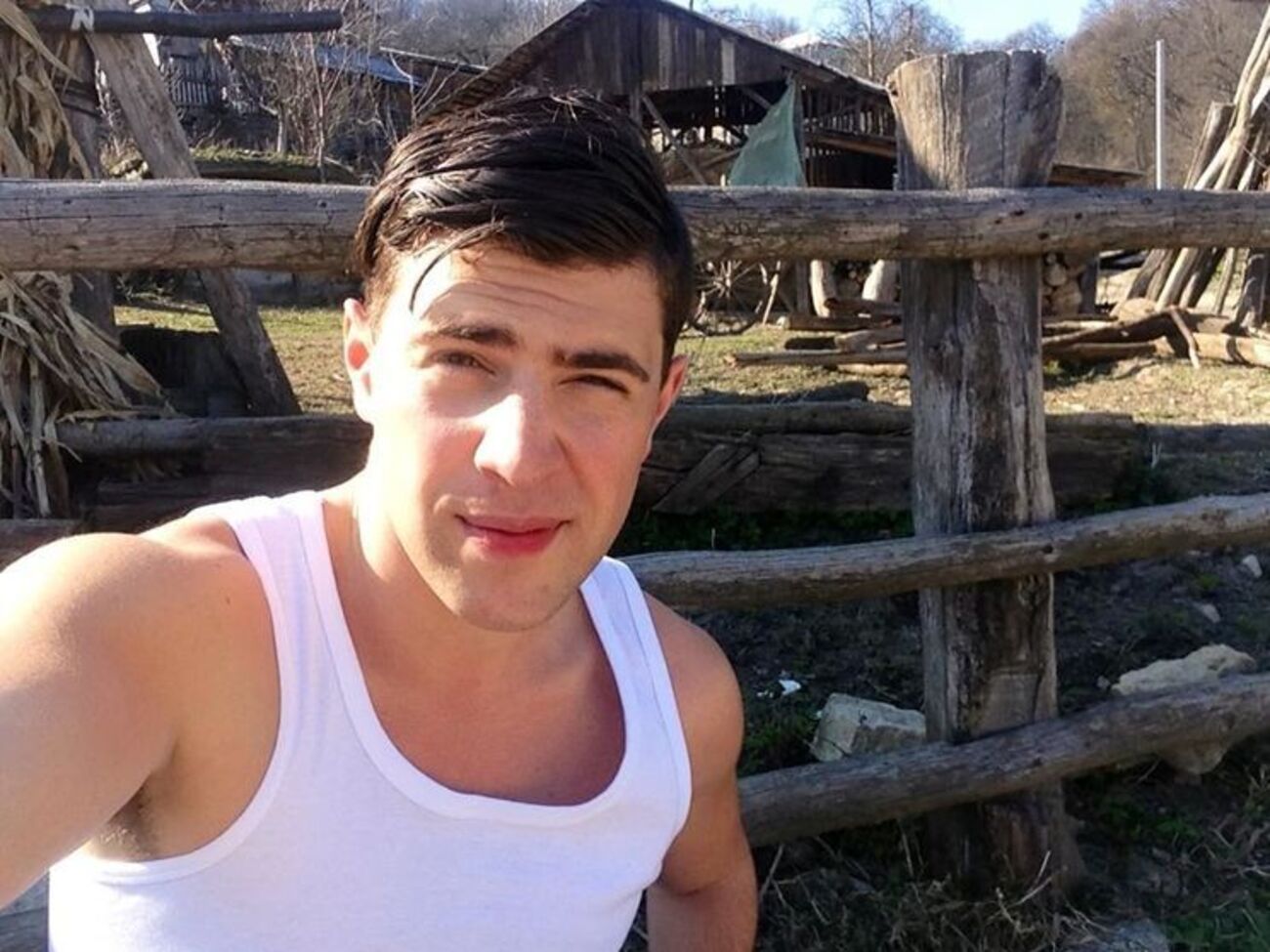 Седюк поднял над землей модель Хадид