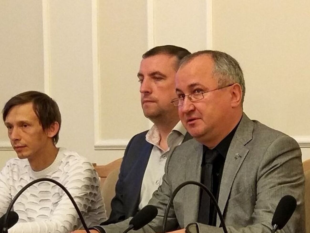 Грицак (справа) во время брифинга призвал главарей "ЛДНР" проявить гуманизм