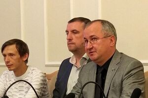 Грицак (справа) во время брифинга призвал главарей "ЛДНР" проявить гуманизм