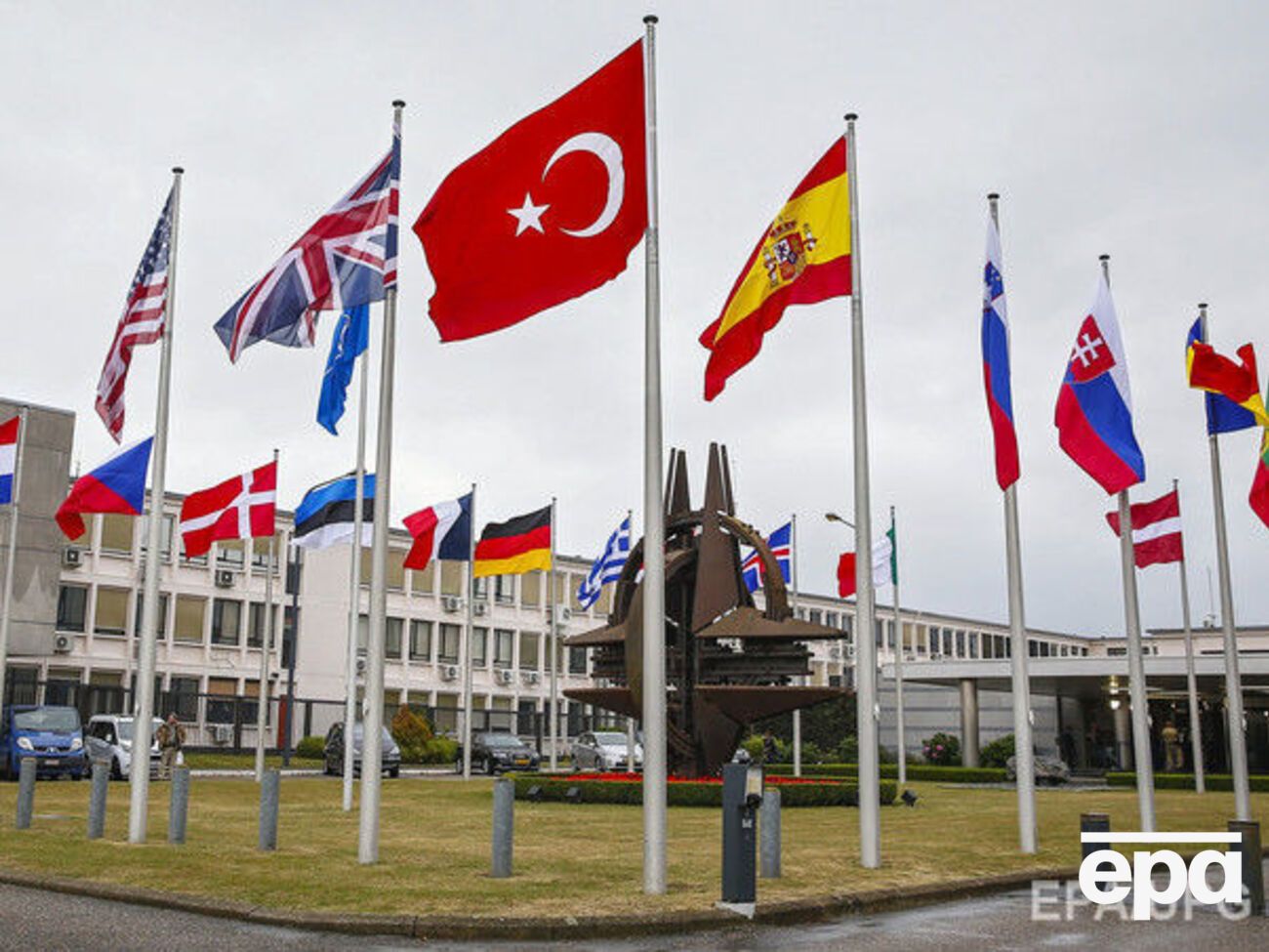 Украина намерена стать "особым партнером" НАТО